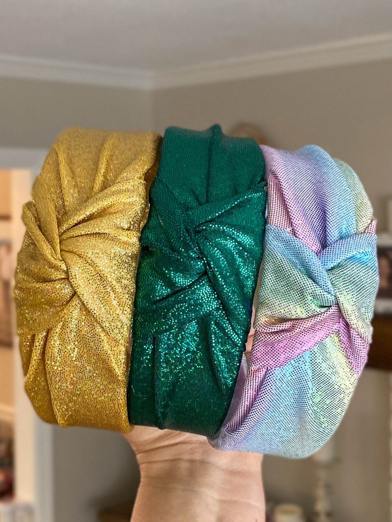 Holographic Knotted Headband