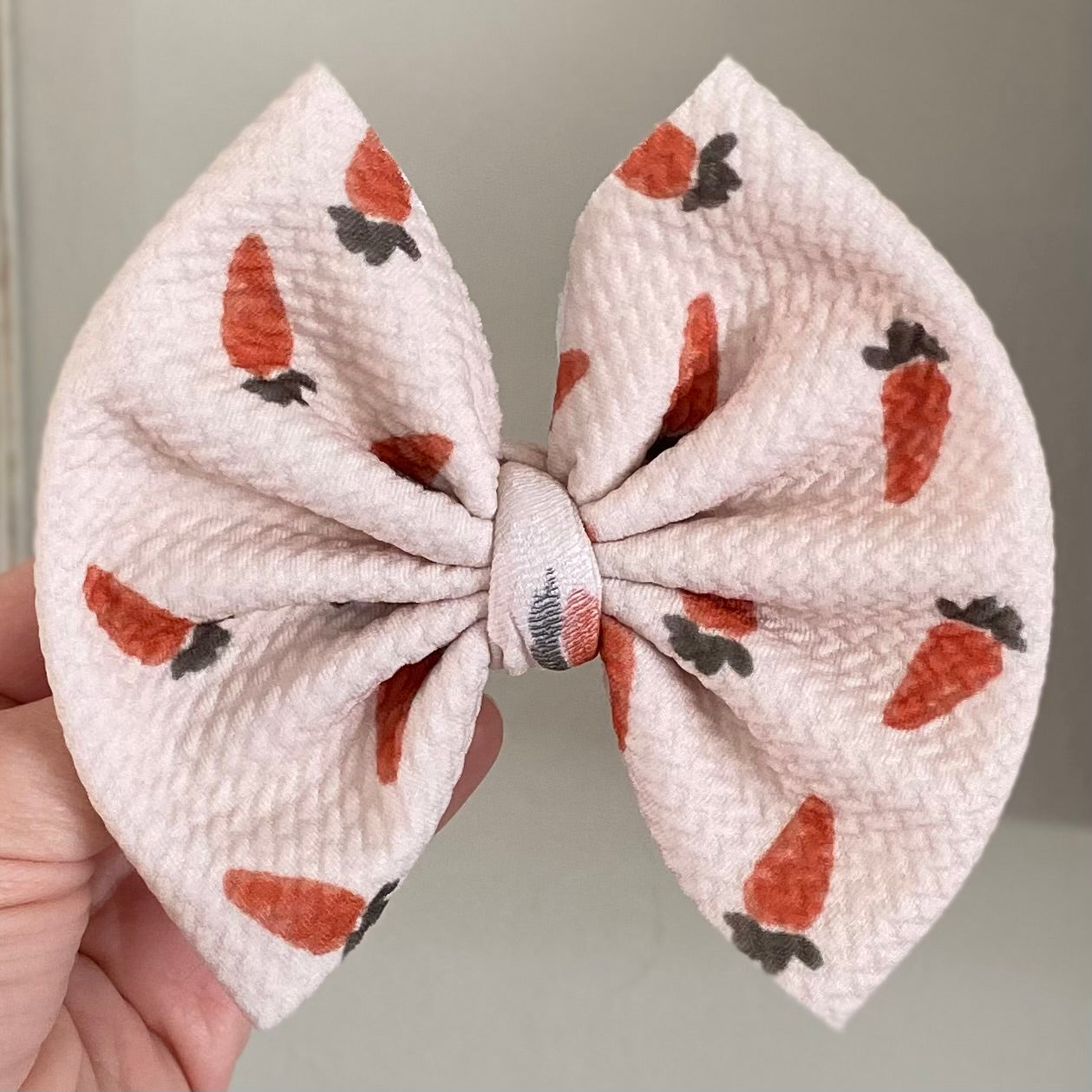 Neutral Cutie Carrots Bow
