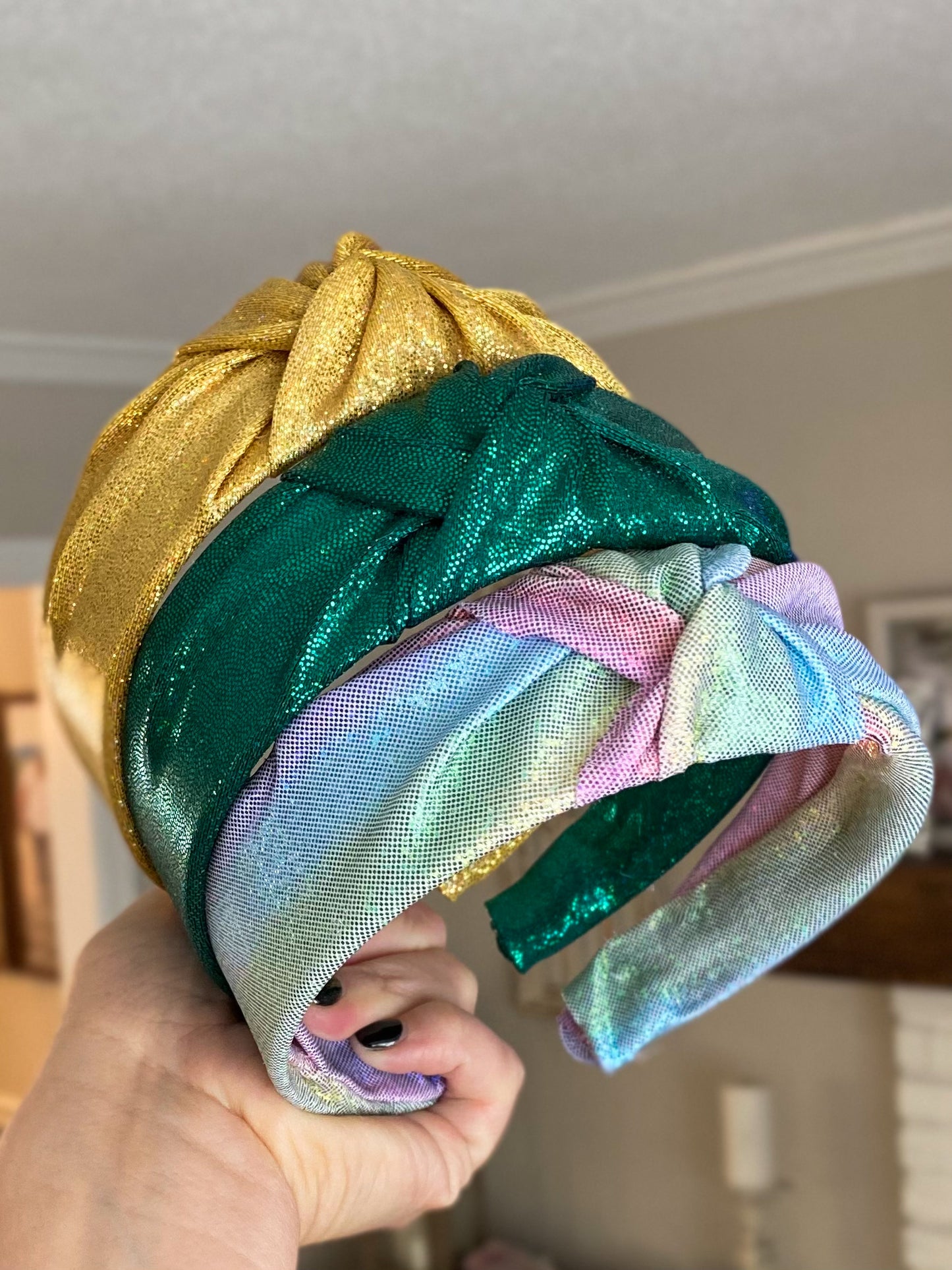 Holographic Knotted Headband